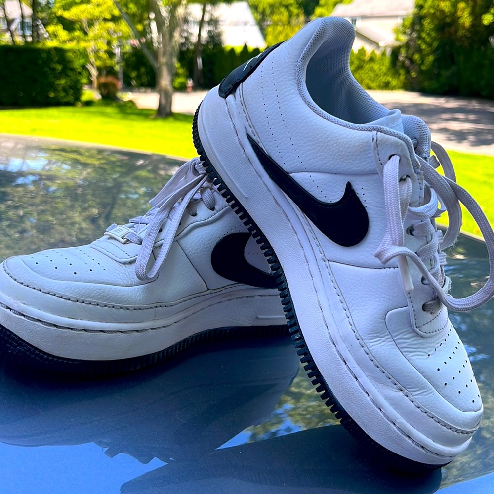 Nike Air Force 1 black and white,fashion tag and double swoshes are on the shoe.